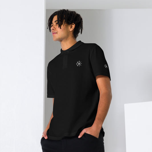 schwarzes Poloshirt mit yezidschen Zeichen an der Brust und am Ärmel